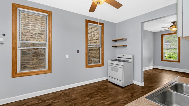 Kitchen - 1472 W Webster Ave Unit 2F