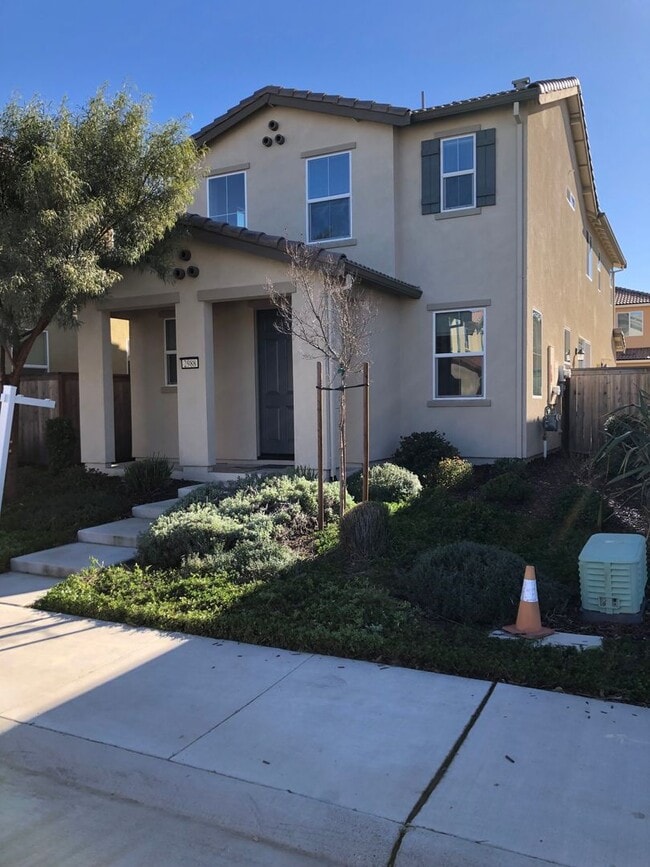 Building Photo - Beautiful 3 bedroom, 2.5 bathroom Home