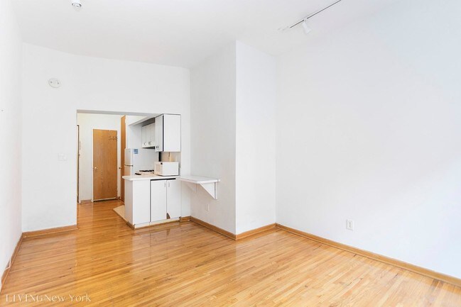 Photo - Bright, Over-Sized Upper East Studio Unit 7B