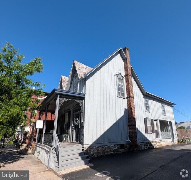 Building Photo - 115 Chambersburg St Rental
