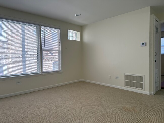 Photo - 11137 S Emerald Ave Unidad 2R