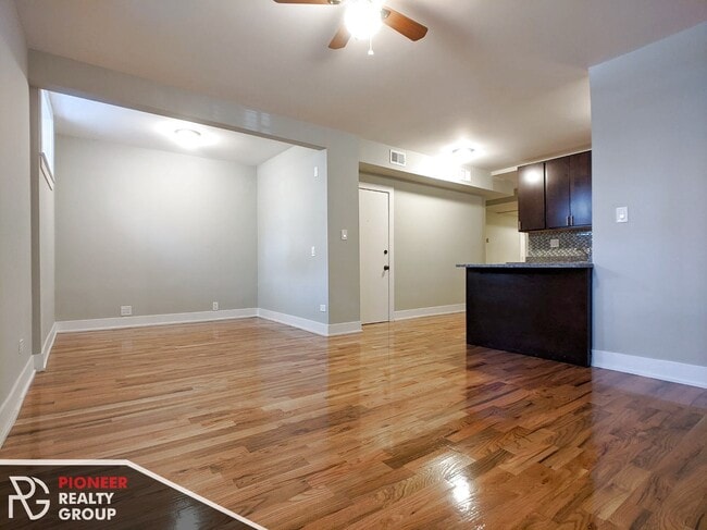 Photo - 627 W Oakdale Ave