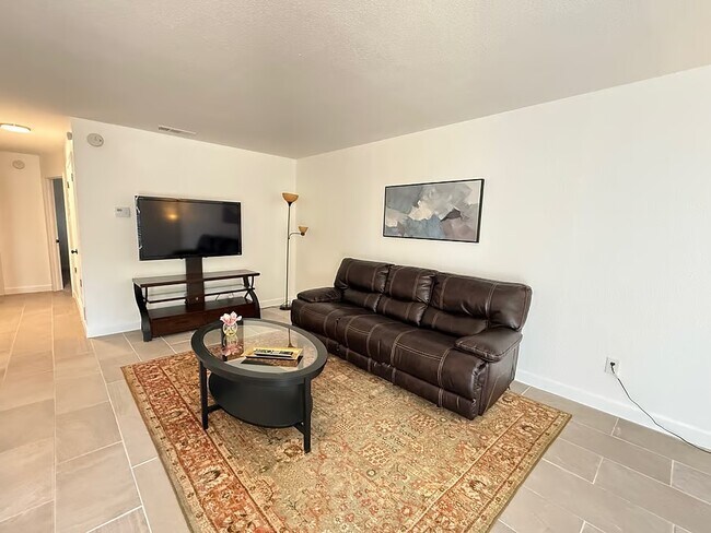 405 W Spruce Ave