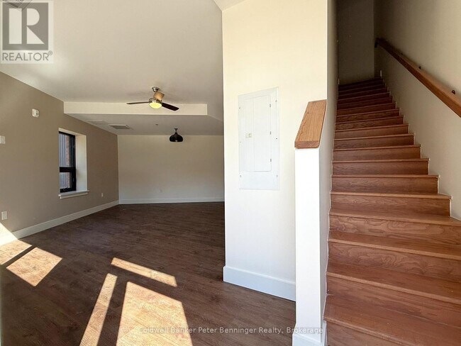 Photo - 109 Queen St S