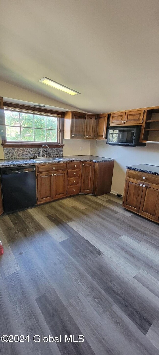 Photo - 1570 Union St