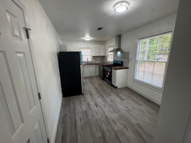 Photo - 1836 Cook St