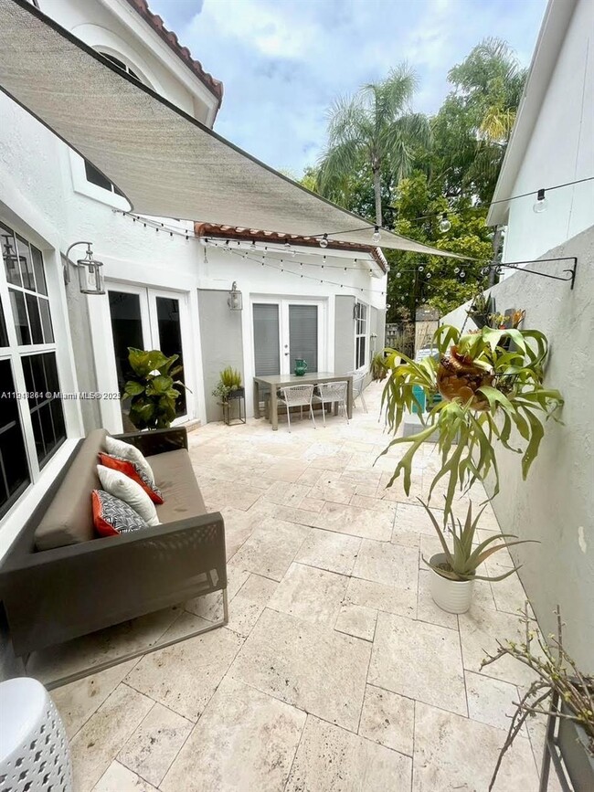 Building Photo - 3070 Allamanda St Unit J