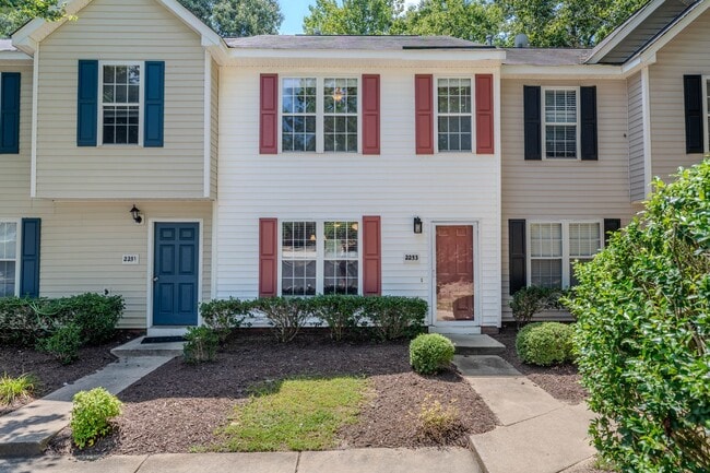 Building Photo - Charming 2-Bedroom Townhome in Prime Ralei...