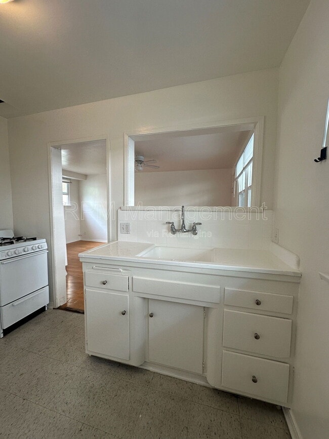 Photo - 1737 N Sycamore Ave Unidad 112