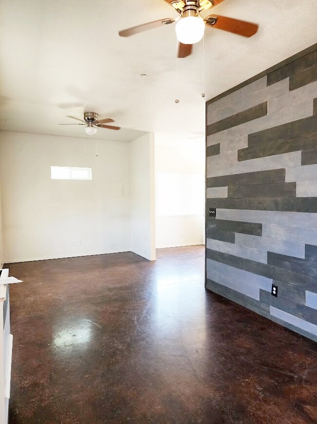 16902 Hickman Ln
