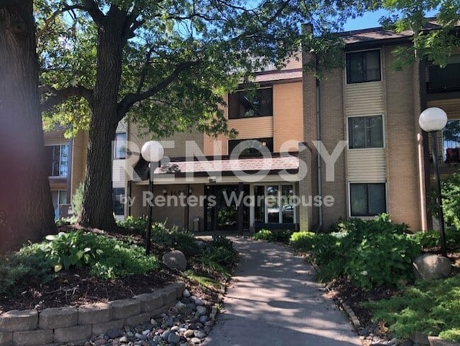 Building Photo - Very Nice 2BD/2BA Condo In Roseville!!!