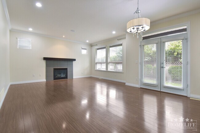 Photo - Stunning 5-Bed, 4-Bath Home with Dual Kitc... Unit House