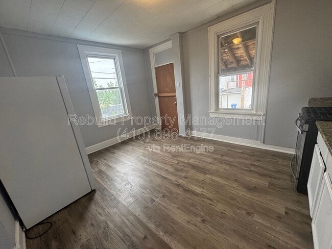 Photo - 2867 Lake Ave