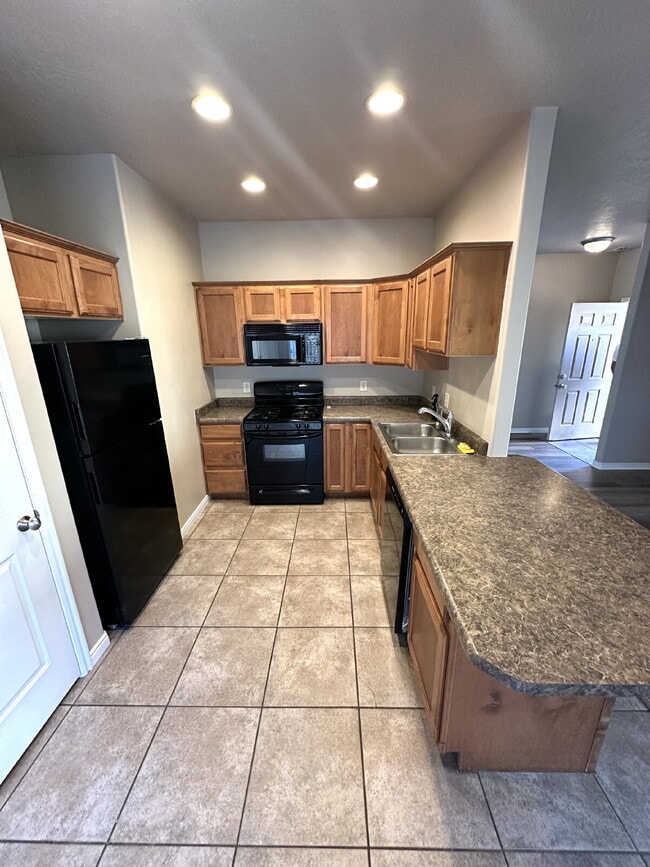 Photo - Well-maintained 3 bed/2 bath condo near Sk...