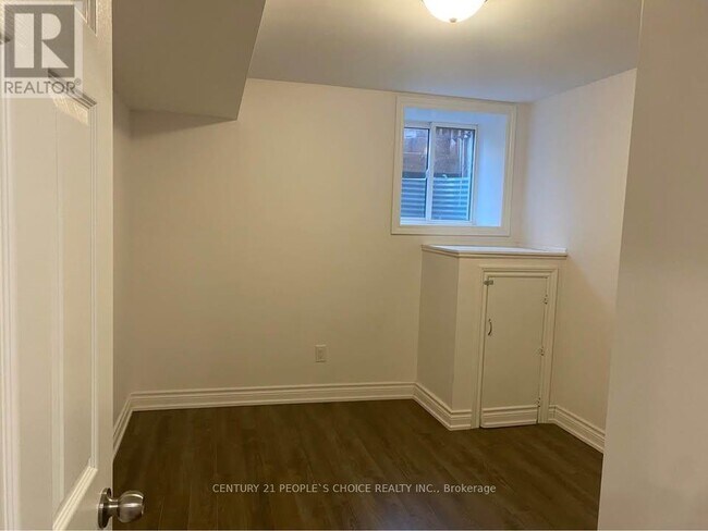 Photo - 635 Hepburn Rd