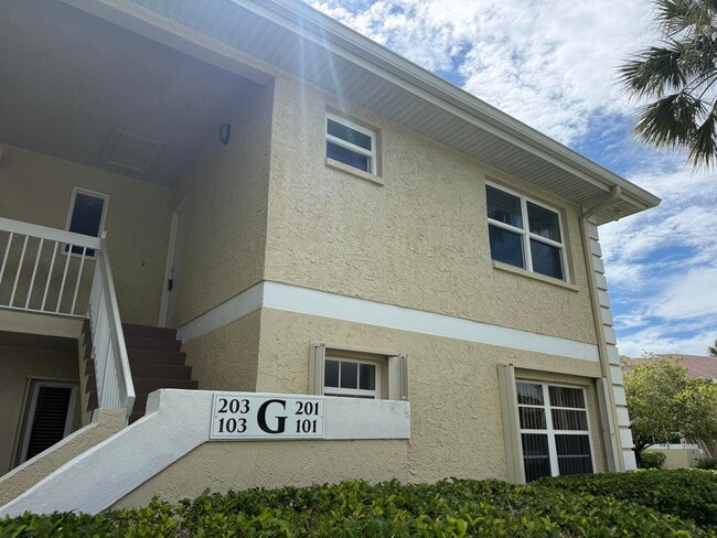 Building Photo - 1536 SE Royal Green Cir Unit 201