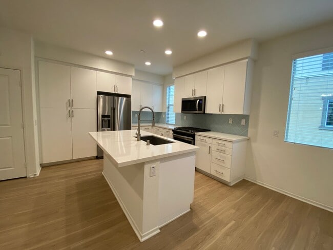 Building Photo - 3 bed, 3.5bath wihtin The Pacific Ridge Community in Oceanside