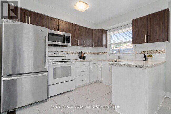 Photo - 621 Wychwood St