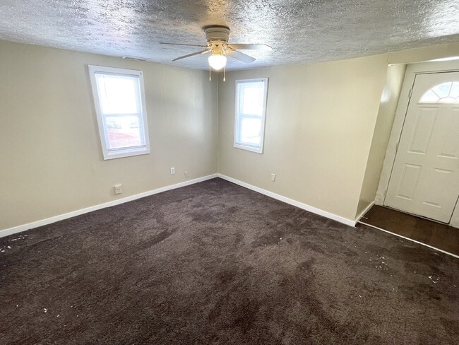 Building Photo - 3 Bedroom conveniently located near the thriving Twin Aire neighborhood