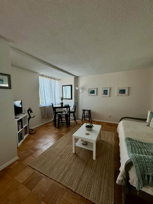 Building Photo - 501 Slaters Ln Unit 1013 Rental