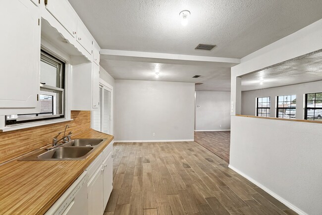 Photo - 1401 E 18th St