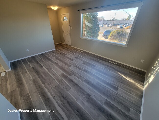 Photo - 12927-12982 82 St NW