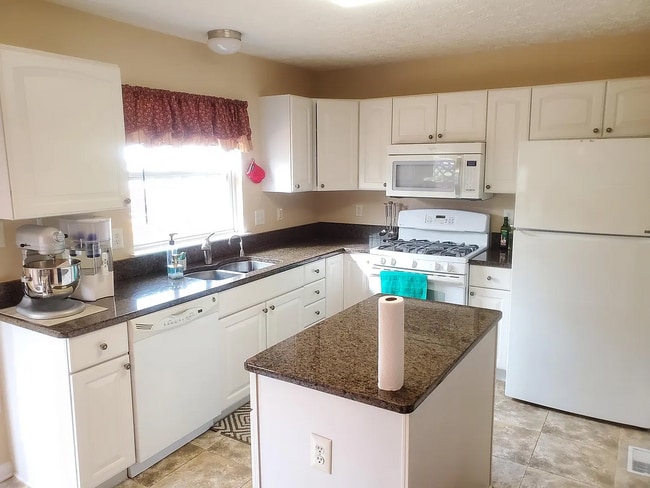 Photo - 121 Foxbay Ln