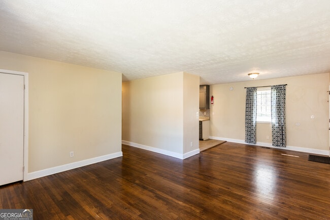 Photo - 491 Oak Dr SE