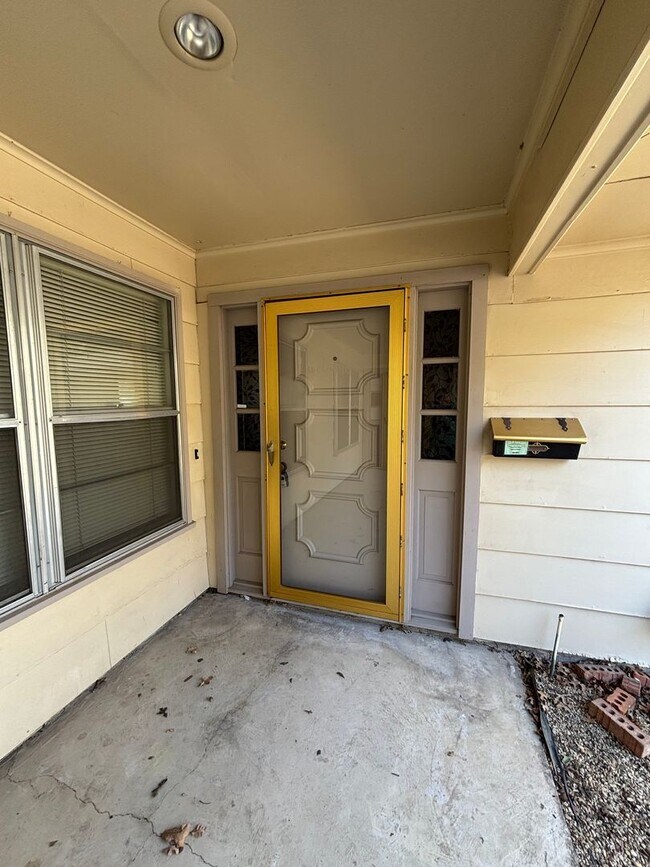 Photo - 6008-6010 Shelton St Unidad 6008 Shelton Street