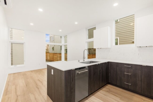 Photo - Gorgeous Greenlake Area 2 Bedroom Townhouse