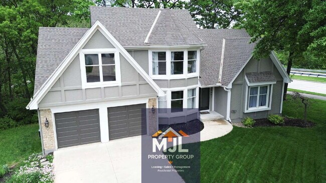 Executive 5 BR Cul-de-Saq Home In Blue Valley Schools | Private Wooded View | Finished Walkout Ba...