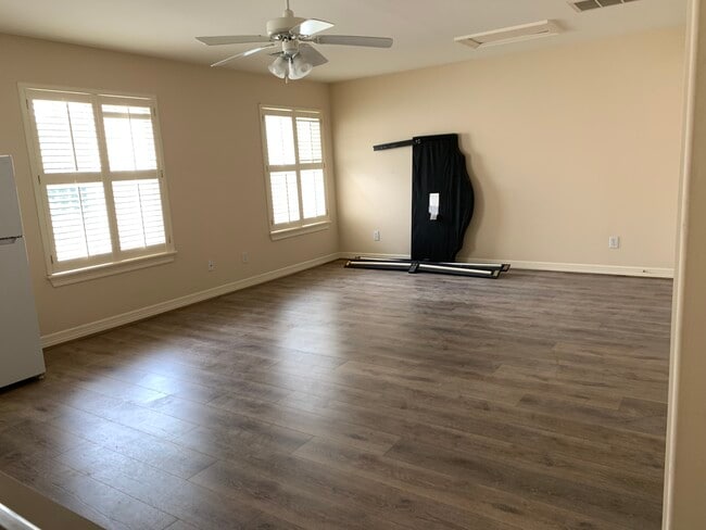 Photo - 4928 Mimosa Dr Unidad Standalone Apt no laundry