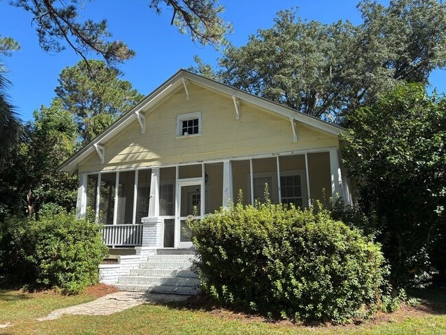 Building Photo - 801 W Richardson Ave
