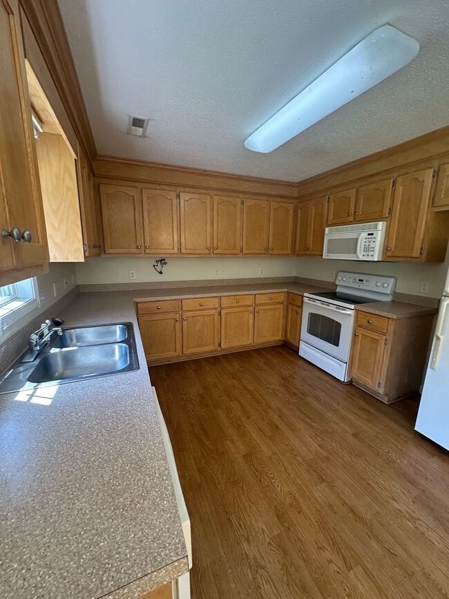 3285 N Kings Hwy