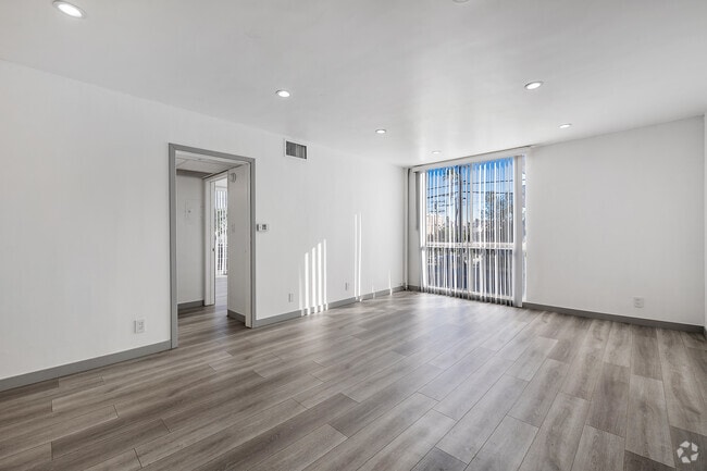1BR, 1BA - 675SF - Living Room