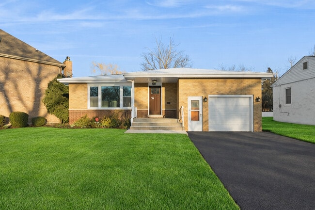 Building Photo - 645 Justina St