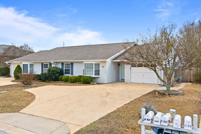 Building Photo - 2107 Hamilton Pl S