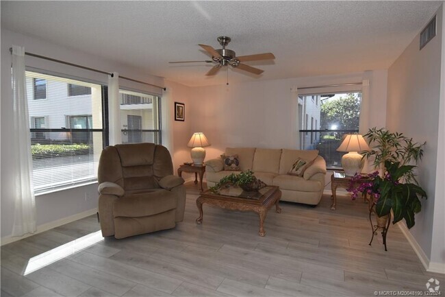 Building Photo - 301 SW South River Dr Unit 105 Rental