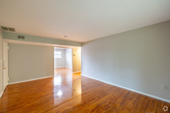 1BR, 1BA - 797SF - Living Room - Easton North Apartments
