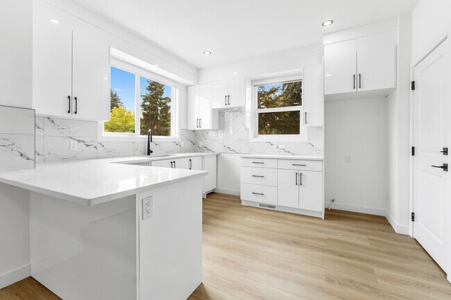 Photo - 11630-122 122 St NW Unit 1