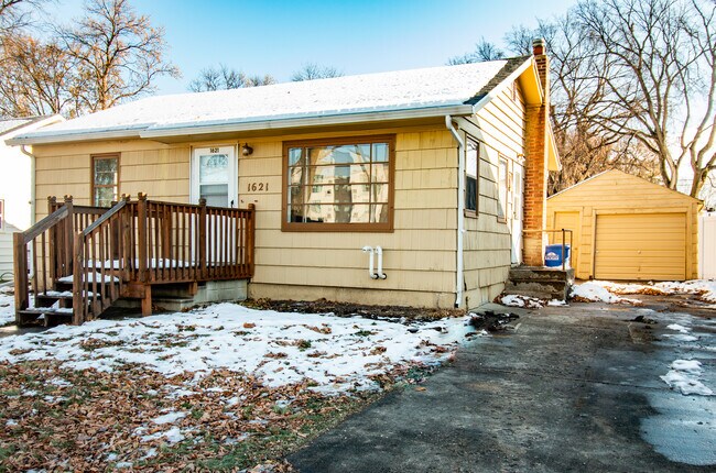 Front - 1621 12th St N