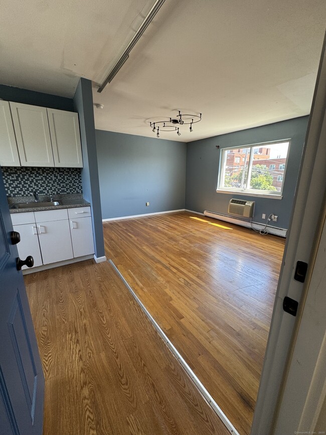 Building Photo - 36 Woodbury Ave Rental