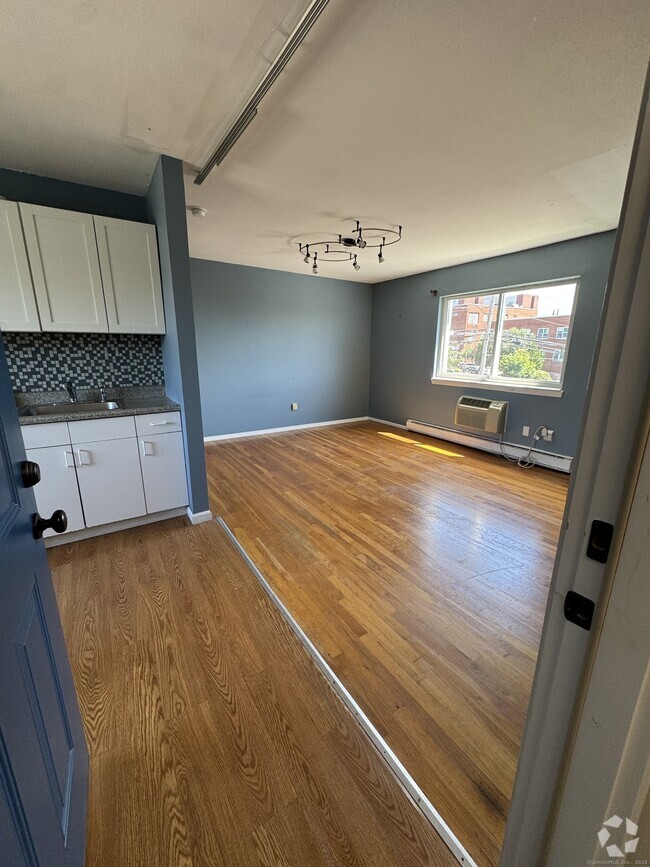 Building Photo - 36 Woodbury Ave Rental