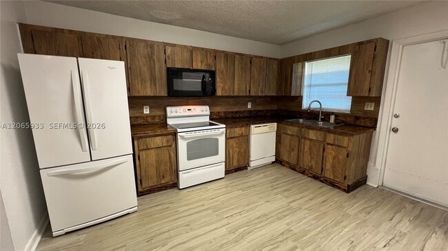 4235 SW 62nd Ave Unidad W
