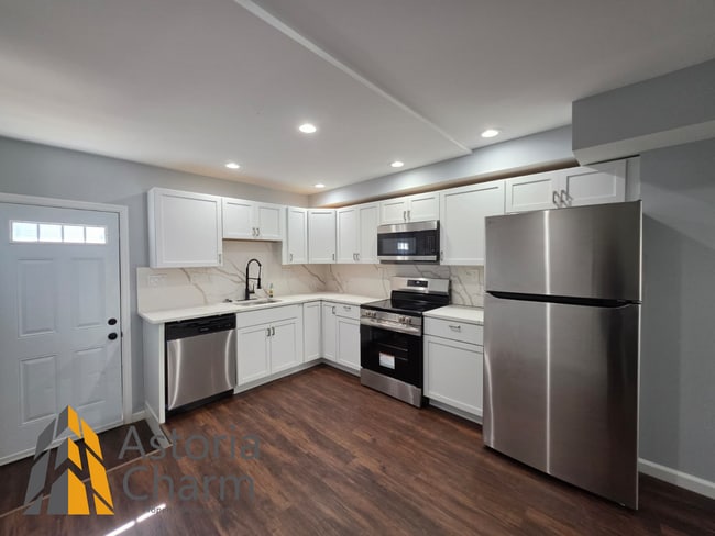 Building Photo - Renovated 2 Bedroom + Den, 3 Bath Home with Ensuites, Finished Basement and Stainless Appliances