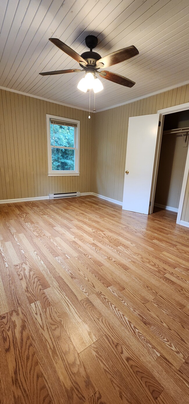 Dormitorio principal con ventilador de techo - 3795 Mason Dr Unidad A