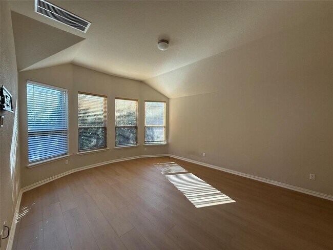 Photo - 633 Peregrine Way