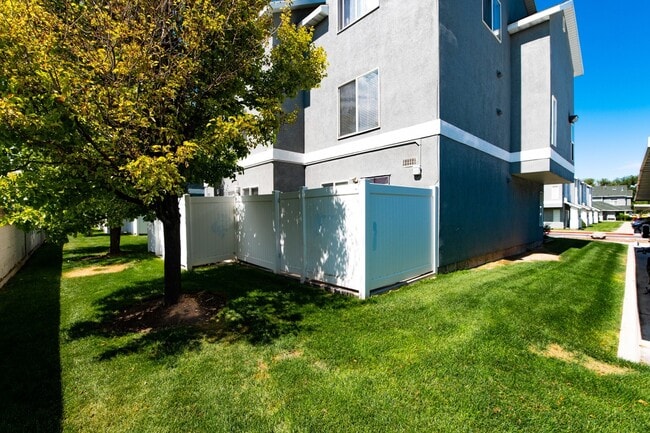 Photo - 475 N Redwood Rd