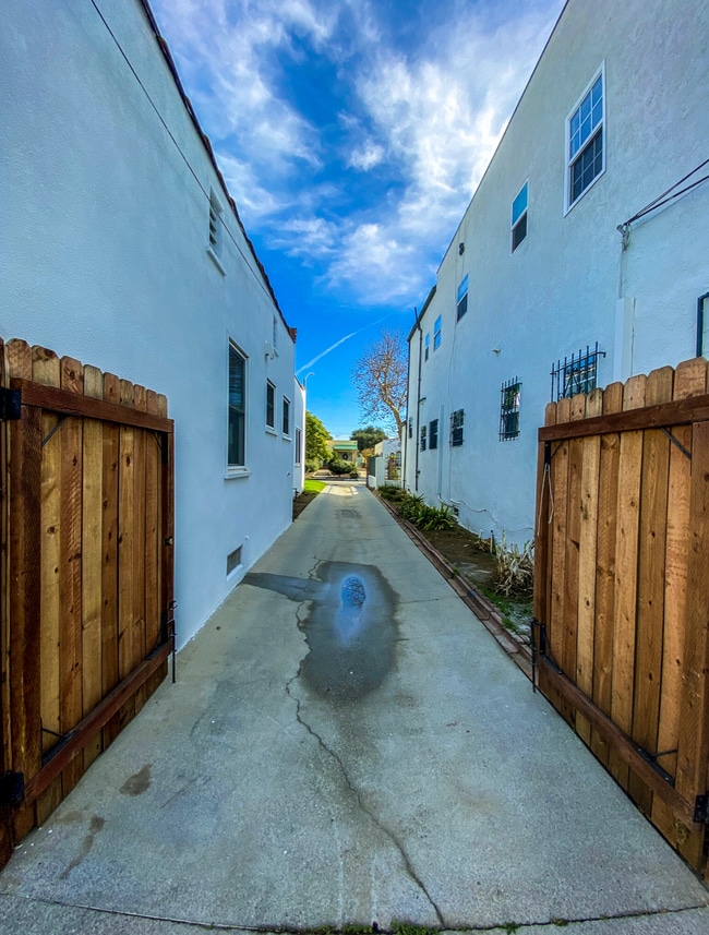 1247 S Tremaine Ave