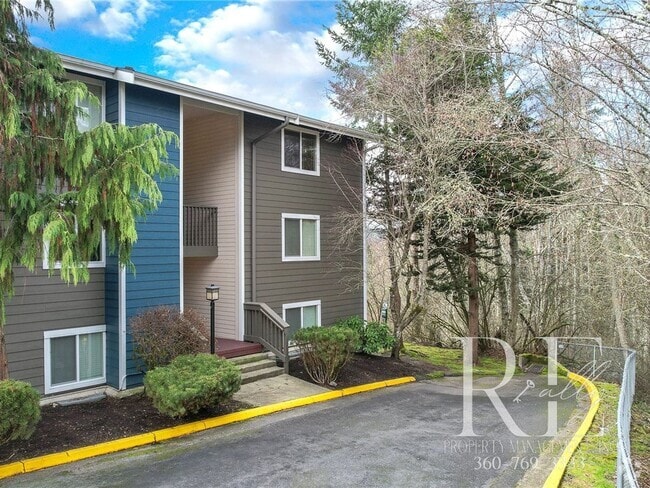 Building Photo - Top-Floor 1-Bedroom Condo with Stunning Mo...